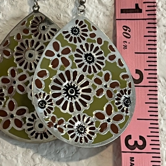 Retro Flower Teardrop Earrings - Picture 4 of 5